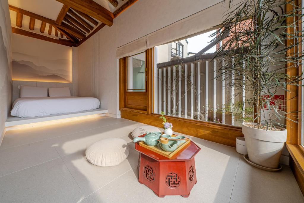Seoul Premium Hanok MemoryStay Hyoja客房内的一张或多张床位