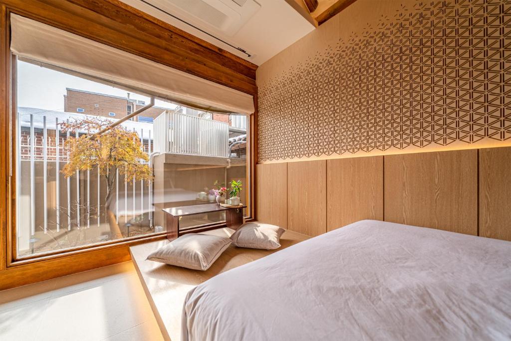 Seoul Premium Hanok MemoryStay Hyoja客房内的一张或多张床位