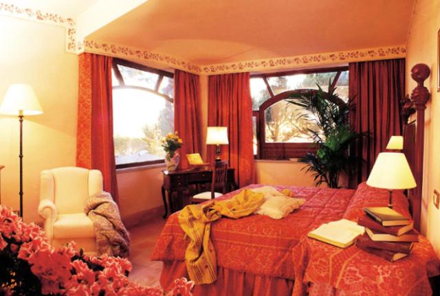 格罗塔费拉塔拉洛坎达戴切卡酒店的卧室配有床、椅子和窗户。