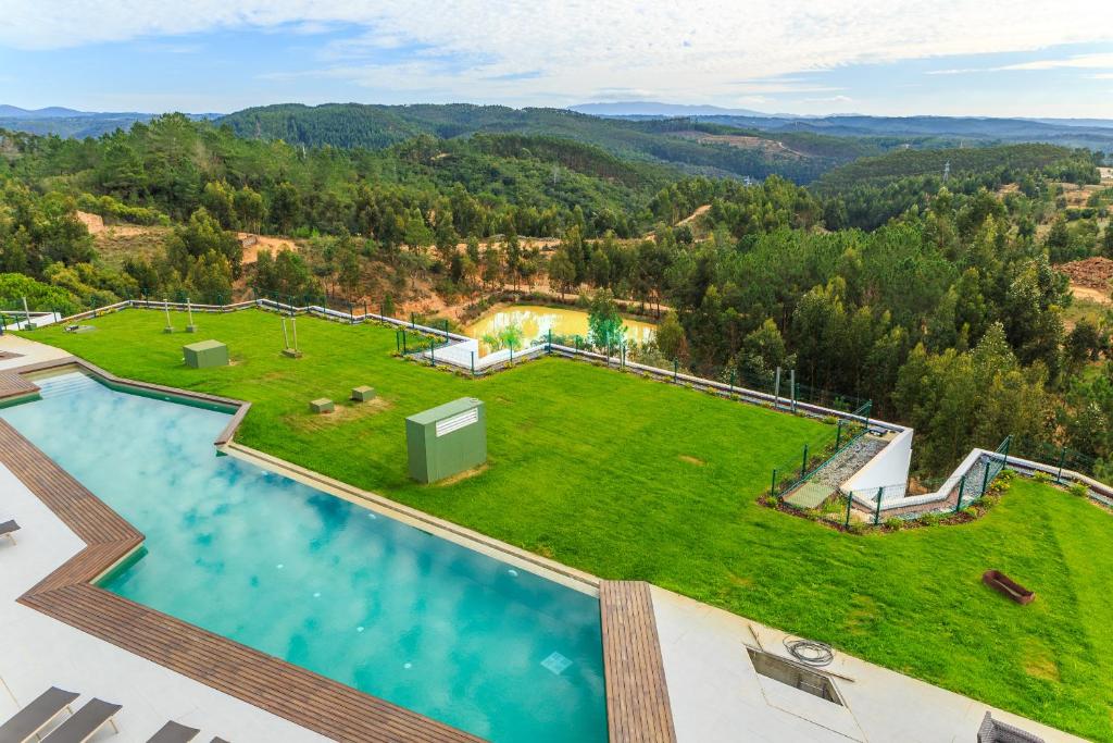 圣特奥托纽谜 - 自然与水酒店 的享有带游泳池的大院子的空中景致