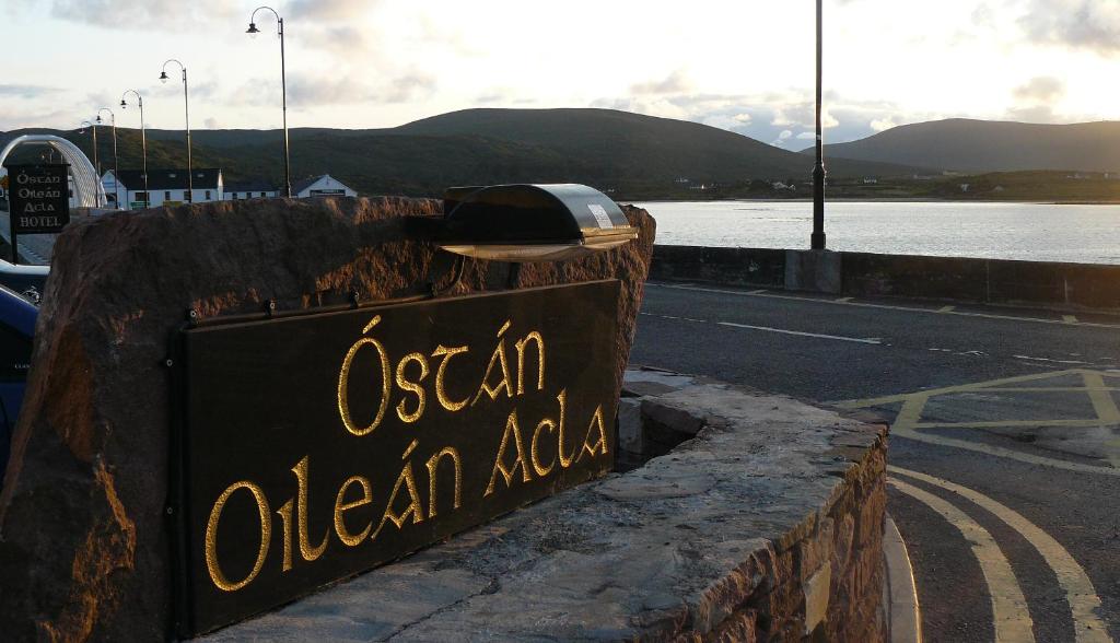 Achill SoundÓstán Oileán Acla的路旁海洋贫血症的标志