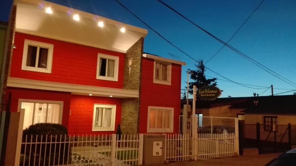 乌斯怀亚拉斯瑞特玛斯住宿加早餐酒店的前面有白色围栏的红色房子