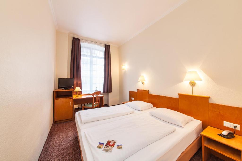 科隆科隆老城诺乌木阿米尔卡岑酒店的配有一张床和一张书桌的酒店客房