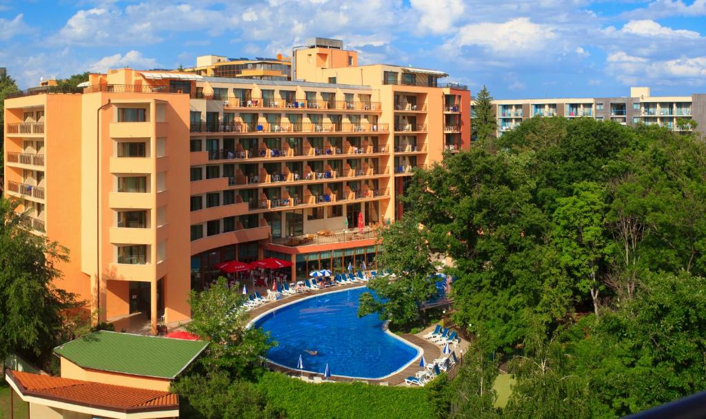 金沙Hotel Allegra Balneo & SPA的享有酒店空中美景,设有游泳池