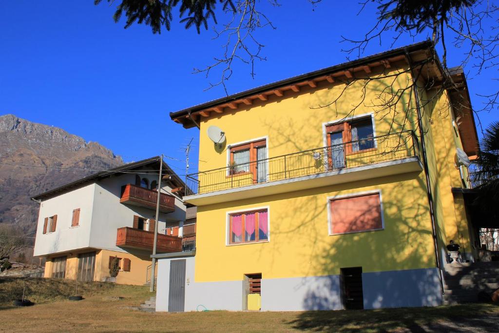 Tignes意大利发现公寓的黄色房子的一侧设有阳台