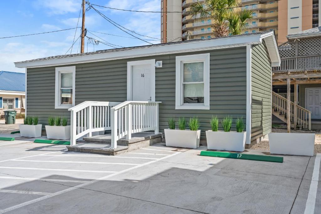默特尔比奇Cozy Beachside Bungalow Studio Ideal for Couples的前面有植物的小房子