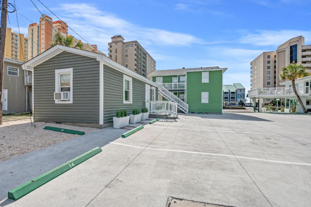 默特尔比奇Cozy Beachside Bungalow Studio Ideal for Couples的一座有建筑的城市小房子