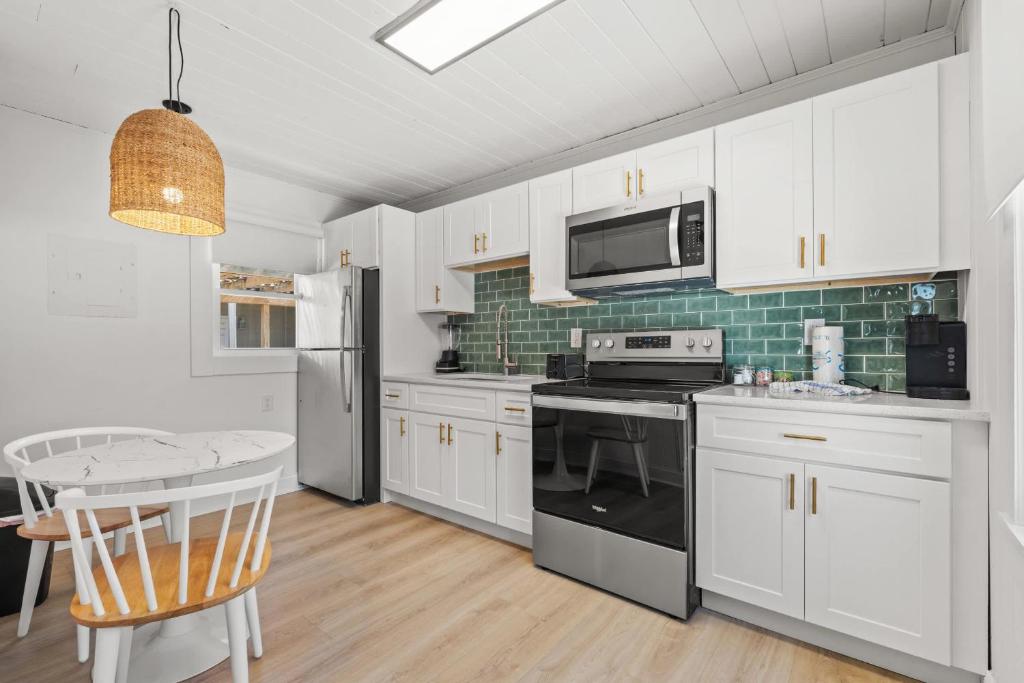 Cozy Beachside Bungalow Studio Ideal for Couples的厨房或小厨房