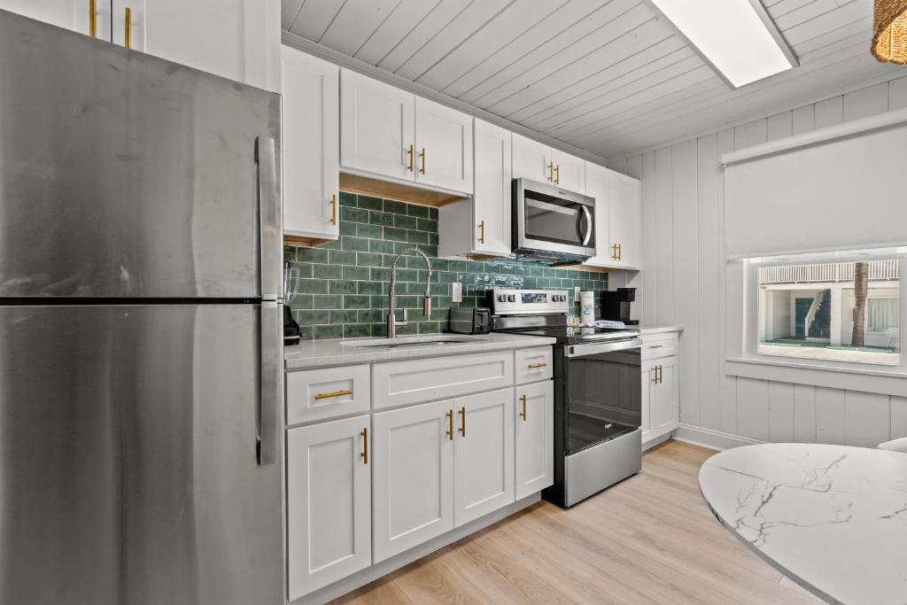 Cozy Beachside Bungalow Studio Ideal for Couples的厨房或小厨房