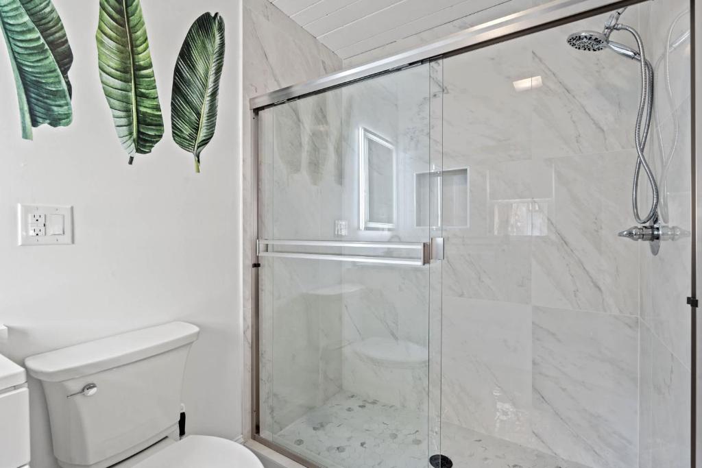 Cozy Beachside Bungalow Studio Ideal for Couples的一间浴室