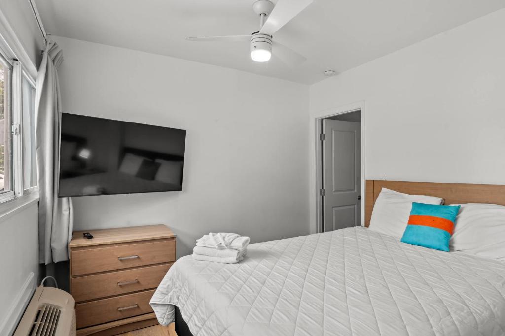 默特尔比奇4BR2BA Sleeps 12 Pet-Friendly Steps to Beach的一间带床和平板电视的卧室