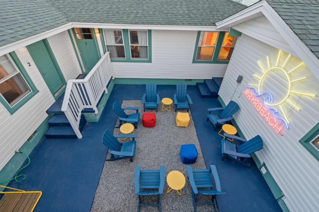 默特尔比奇4BR2BA Sleeps 12 Pet-Friendly Steps to Beach的享有带桌椅的天井的顶部景致。