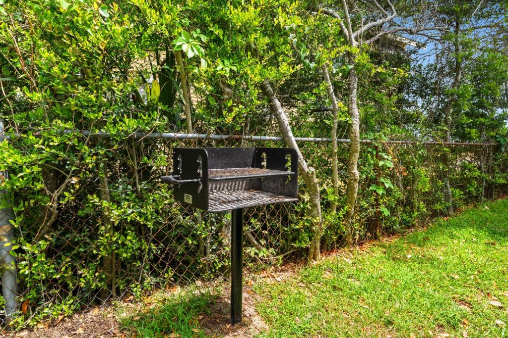 默特尔比奇4BR2BA Sleeps 12 Pet-Friendly Steps to Beach的围栏前的黑长凳
