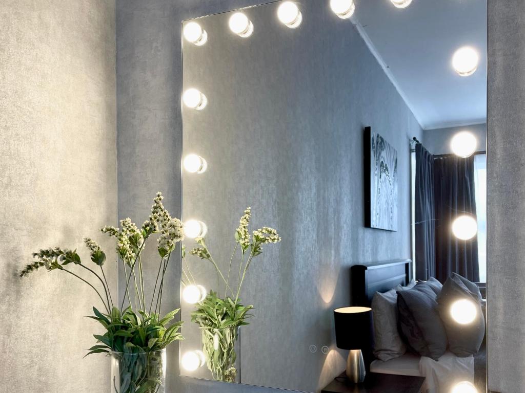 M&amp;K Home with central air condition, 4 bedrooms, by Chartwell Shopping Centre的休息区