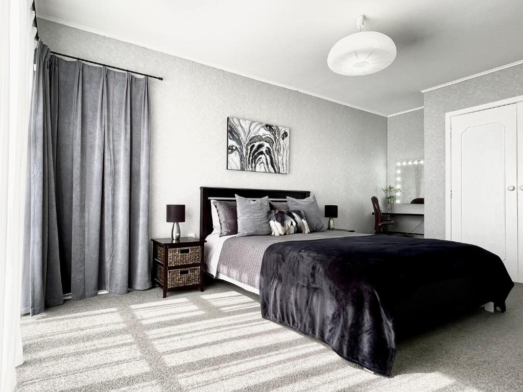 M&amp;K Home with central air condition, 4 bedrooms, by Chartwell Shopping Centre客房内的一张或多张床位