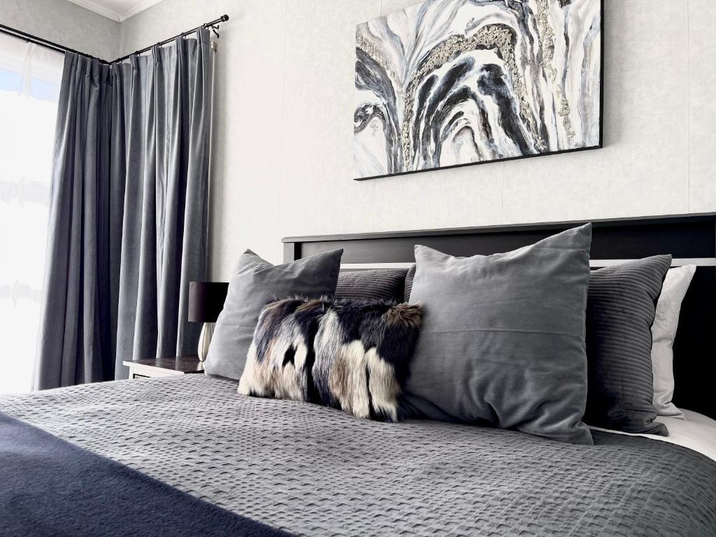 M&amp;K Home with central air condition, 4 bedrooms, by Chartwell Shopping Centre客房内的一张或多张床位