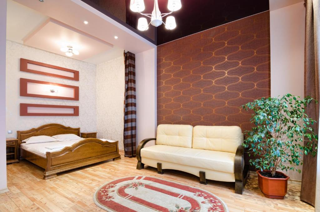 利沃夫LEOGRAND Apartments on Doroshenka 34的客厅配有床和沙发