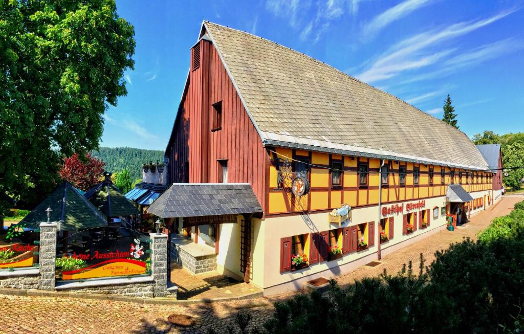 库罗阿尔滕堡贝伦费尔斯自然酒店的一个带屋顶的大型红色谷仓
