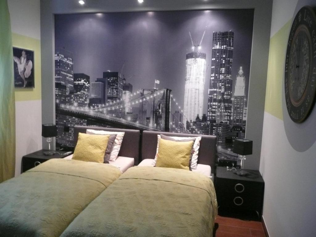比亚韦斯托克Apartamenty Manhattan i Paris的一间卧室配有两张床,享有城市的壮丽景色。