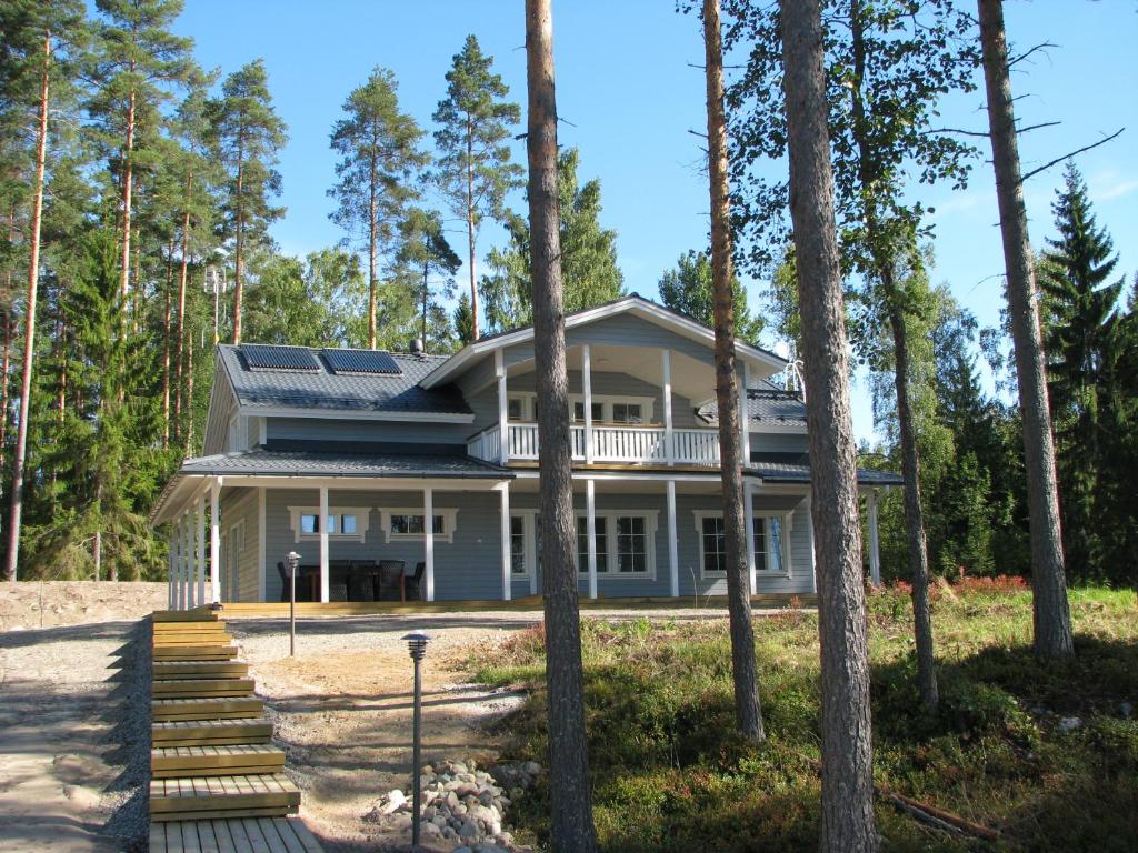 PertunmaaLomapesä Cottages的树林里太阳能电池板的房子