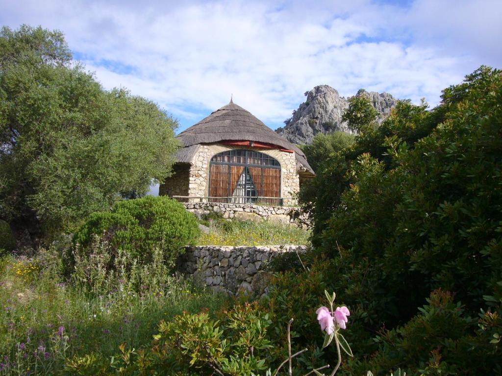贝瑙卡斯罗斯克索斯度假屋的一块石头建筑,在田野上设有窗户