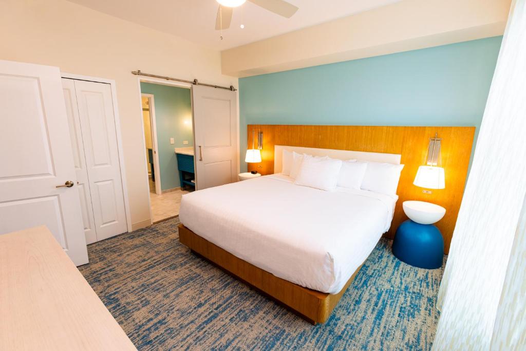 Holiday Inn Club Vacations Myrtle Beach Oceanfront客房内的一张或多张床位
