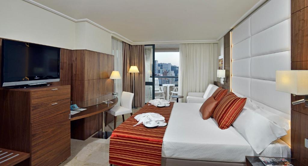 贝尼多姆贝尼多姆美利亚酒店的配有一张床和一台平面电视的酒店客房