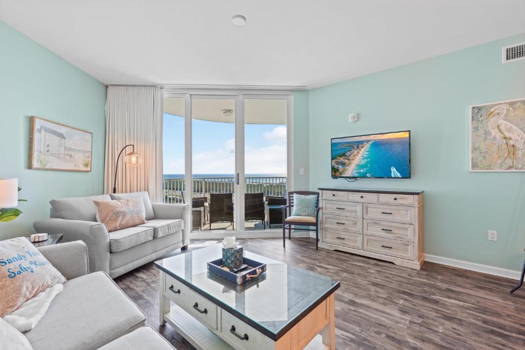 5 Star Resort 11th Fl Stunning Sunrise 2BR 2BA King Suite,Pools ,Shuttle or Walk to Beach的电视和&#47;或娱乐中心