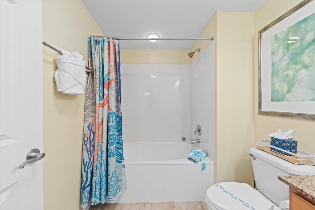 5 Star Resort 11th Fl Stunning Sunrise 2BR 2BA King Suite,Pools ,Shuttle or Walk to Beach的一间浴室