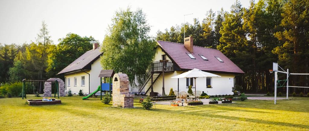 新托梅希尔贝纳索夫斯卡农家乐的庭院内带游乐场的房子