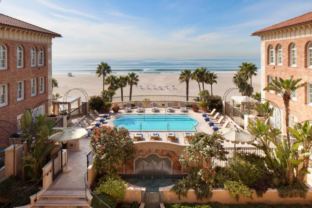 洛杉矶卡萨德尔玛酒店的享有酒店空中景致,设有游泳池和海滩