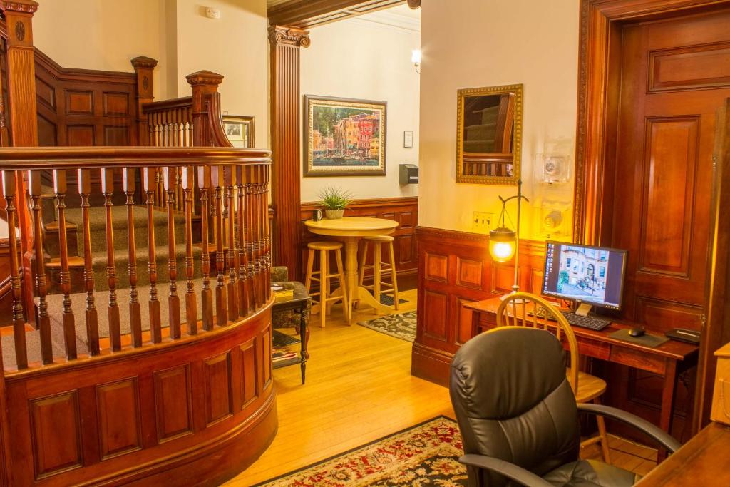 布鲁克林灯塔旅馆1087的一间带楼梯和书桌的客厅
