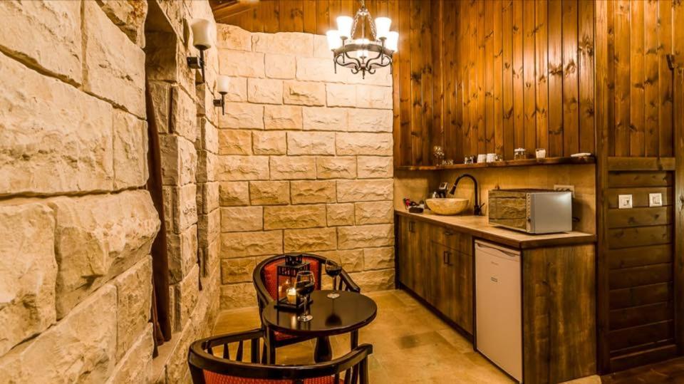 Odem吉拉德度假屋的一个带柜台和桌子的厨房