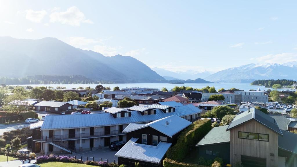 瓦纳卡克里尔布鲁克服务式汽车旅馆&amp;公寓的享有湖泊和山脉小镇的空中景致