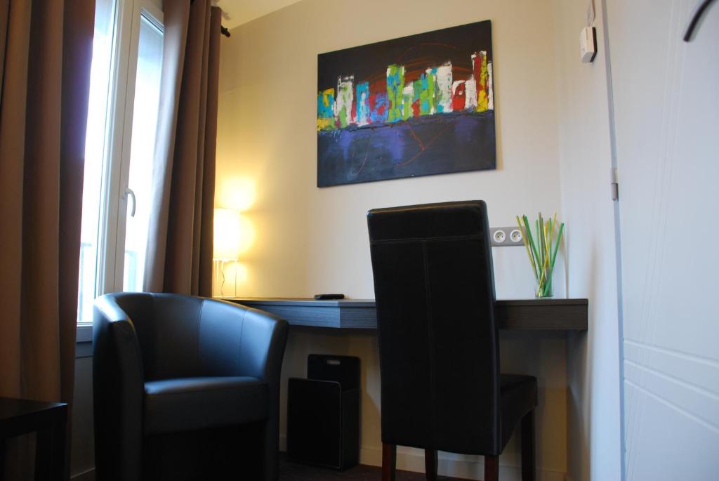 罗德兹鲁瑟尼乌姆酒店的配有书桌、椅子和显示器的房间