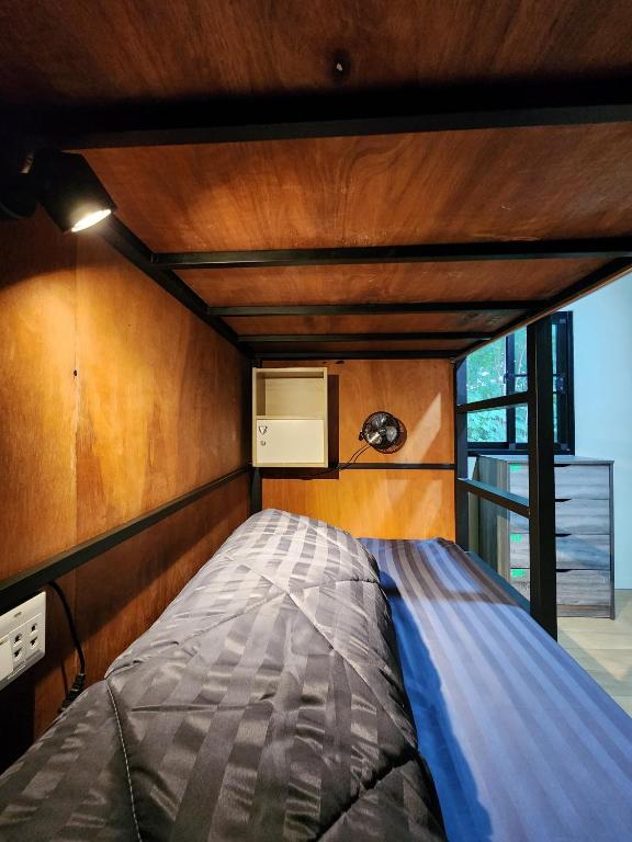The 10 club hostel客房内的一张或多张床位
