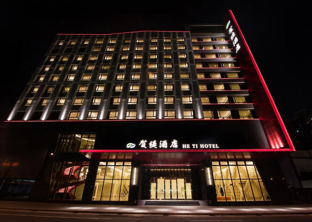 太平贺缇酒店的一座高大的建筑,上面有红灯