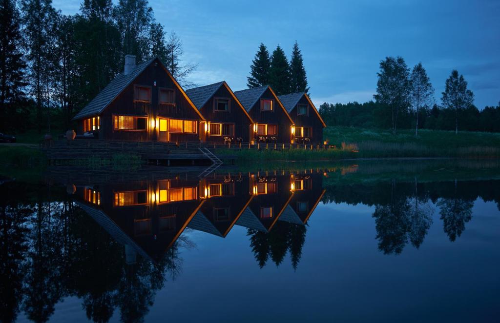 奥泰佩基维塔鲁酒店的湖上夜晚的房屋,灯光照亮