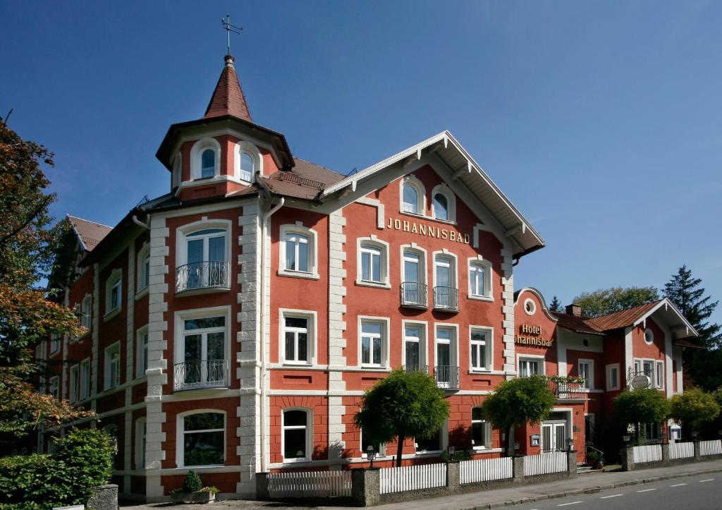 巴德艾比林Hotel Johannisbad的一座大型红砖建筑,顶部有塔