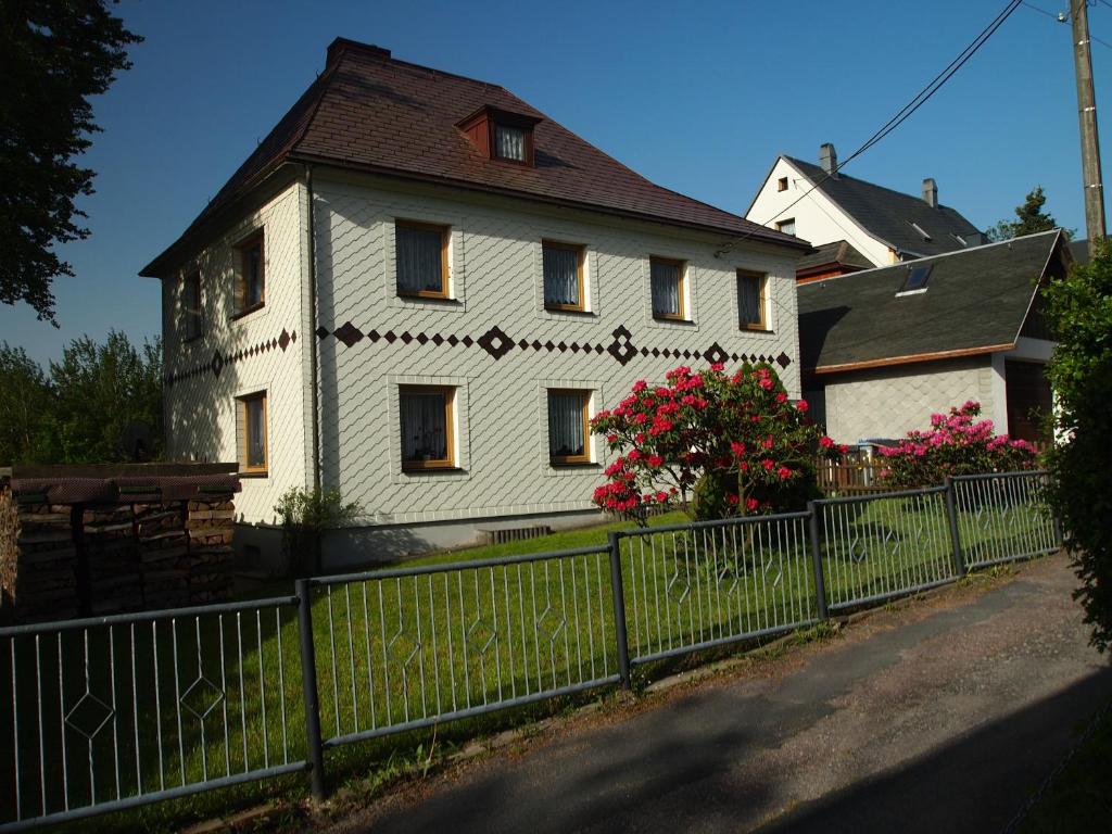 伦斯泰格地区施米德费尔德Rennsteigwohnung Rust的前面有栅栏的白色房子