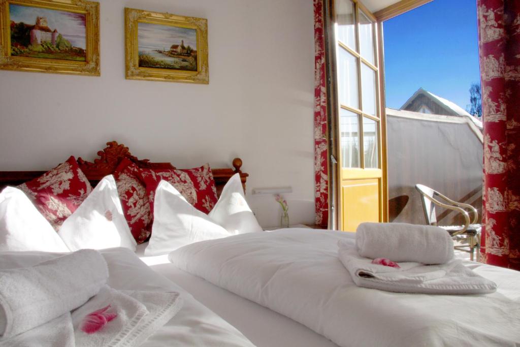 梅尔斯堡维多莉亚酒店的一间卧室设有两张带白色床单的床和窗户。