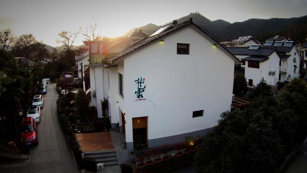 杭州杭州梵云客栈的白色的建筑,旁边标有标志