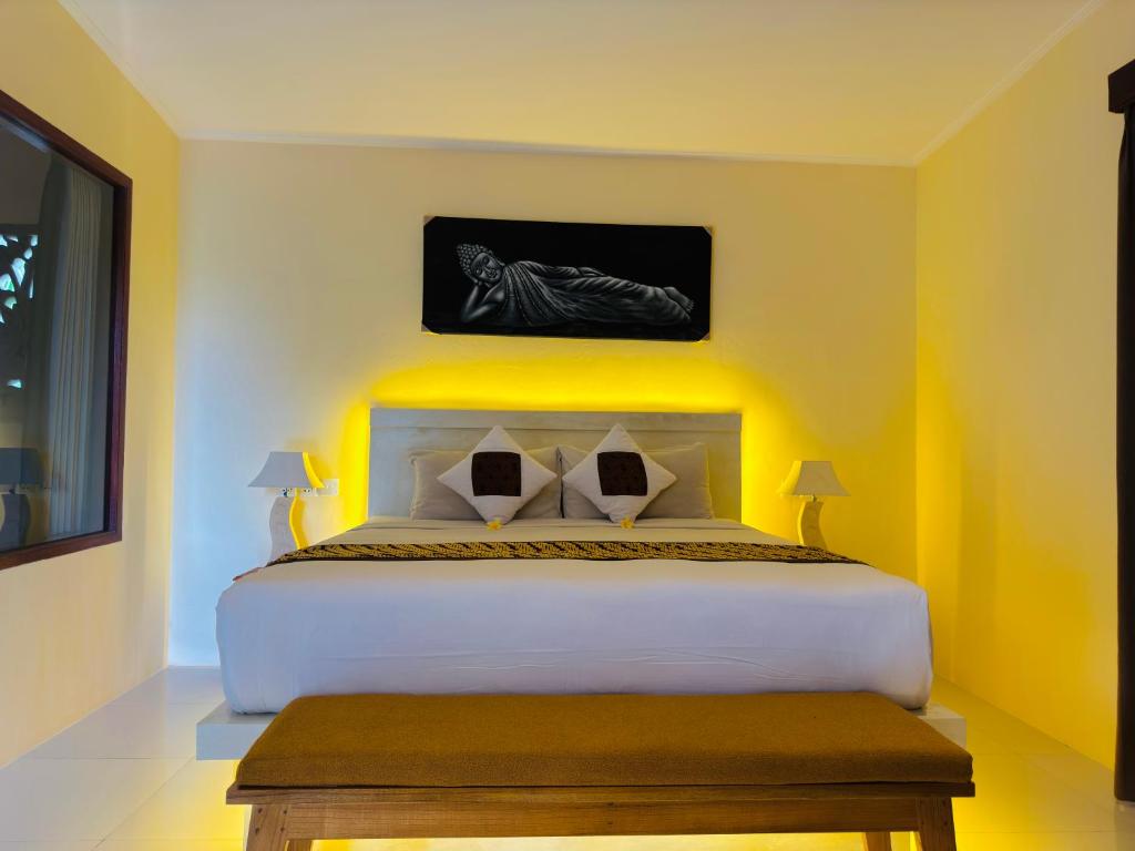 乌布Uma Jala Villa Ubud的卧室里有一张白色的床和黄色的墙壁