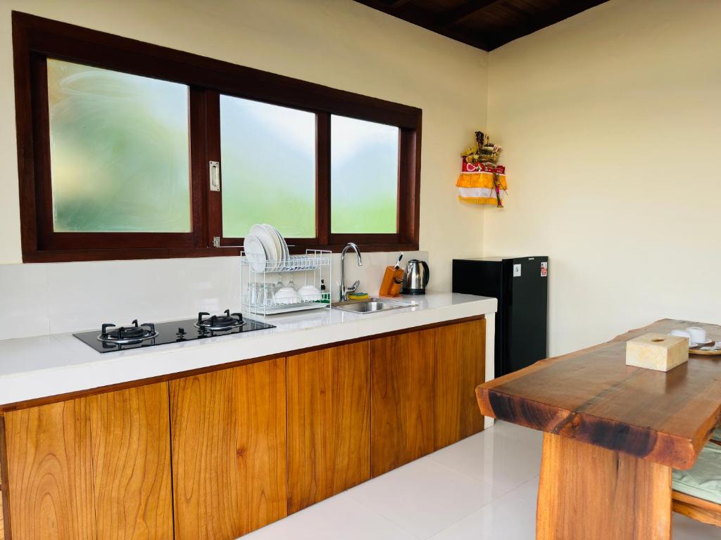 Uma Jala Villa Ubud的厨房或小厨房