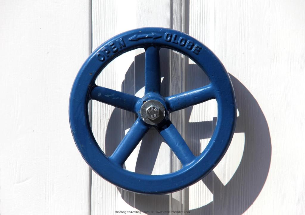卡斯泰尔菲达尔多Relais Chambre的坐在门顶上的蓝色自行车车轮