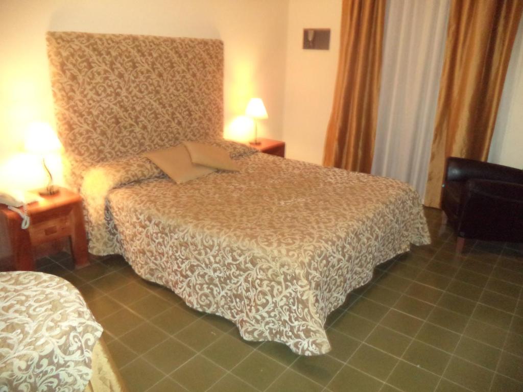 锡拉库扎斯卡拉格利卡酒店的酒店客房,配有一张床和两盏灯