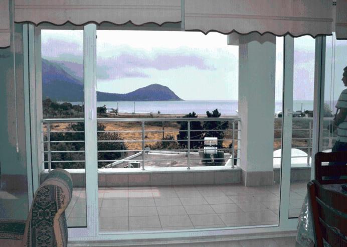 Karaoz艾兹吉公寓的客房设有海景阳台。