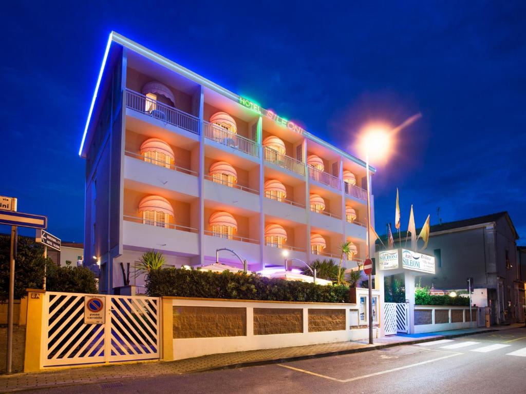 切齐纳码头塞里尼安东尼奥别墅酒店的夜间有灯光的建筑