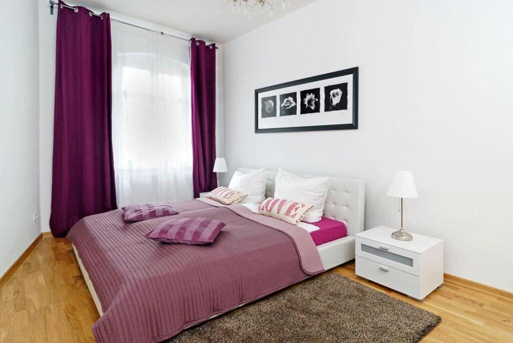 柏林中央米特公寓 的一间卧室配有带粉红色枕头的床。