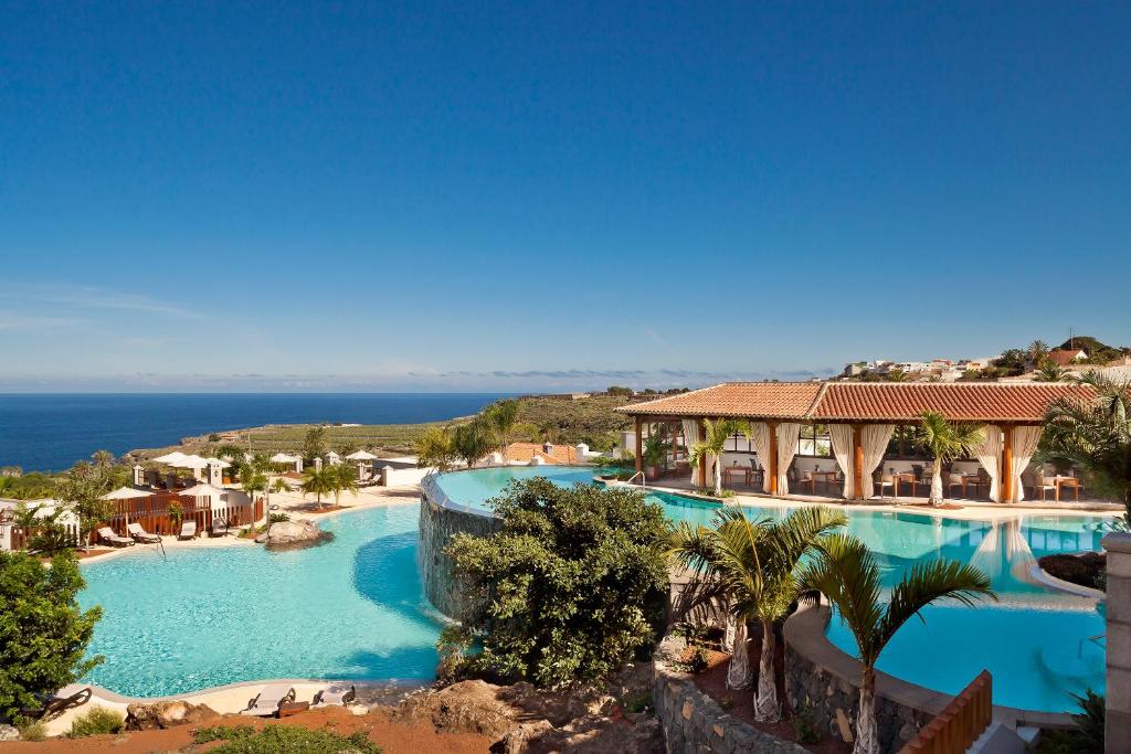 布埃纳维斯塔德尔诺尔特Hacienda del Conde Meliá Collection - Adults Only - Small Luxury Hotels of the World的享有度假村游泳池的景致。